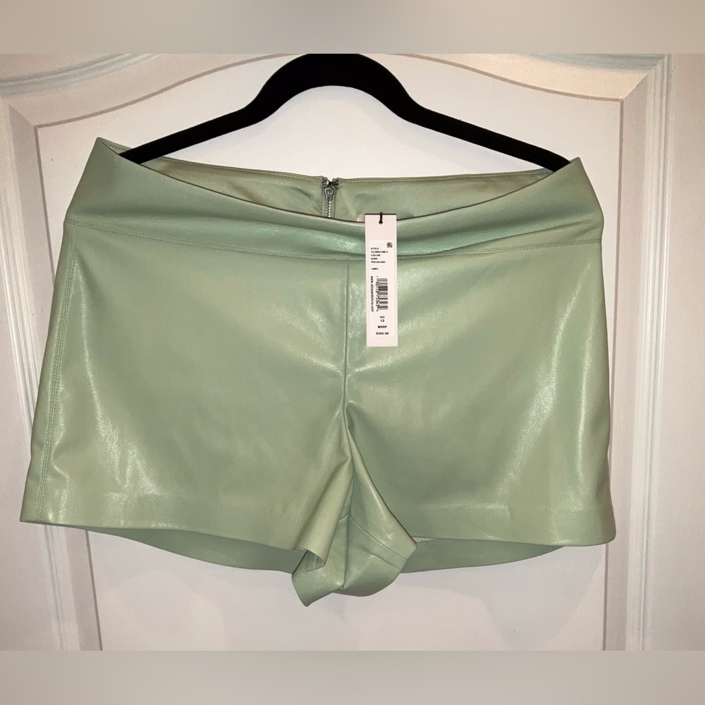 GORGEOUS!! NWT—ALICE + OLIVIA Vegan Leather Shorts, Sz 12, “Pistachio,” Back Zip